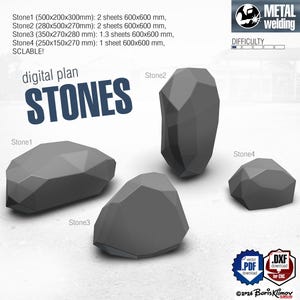 Può includere: Piano digitale per pietre. L'immagine mostra quattro modelli di pietre geometriche grigie etichettate come Pietra1, Pietra2, Pietra3 e Pietra4. Il testo "digital plan STONES" è visualizzato in blu. L'immagine include anche un logo di saldatura metallica e icone di download PDF e DXF.