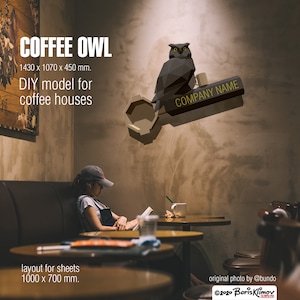Peut inclure: Un modèle 3D d'un hibou perché sur une cafetière, avec le texte "COFFEE OWL" et "COMPANY NAME" sur l'image. Le modèle mesure 1430 x 1070 x 450 mm et est conçu pour les cafés. La mise en page des feuilles est de 1000 x 700 mm.