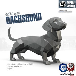 Op de afbeelding: Een geometrisch, low-poly stijl teckel hond model in grijstinten. De afbeelding bevat de tekst "digital plan DACHSHUND" en details over het ontwerp, inclusief de lengte van 152 cm en 71 onderdelen. Het ontwerp is voor metaal lassen.