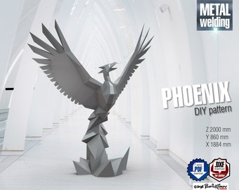 Può includere: Una scultura geometrica di fenice grigia con le ali spiegate. Il testo recita METAL welding, PHOENIX DIY pattern, Z 2000 mm, Y 860 mm, X 1884 mm, vector PDF download, DXF download for plotter e 2022 Boris Klimov.