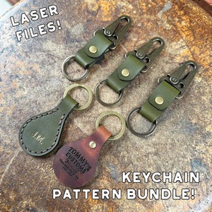 Pode incluir: Uma vista aérea de vários chaveiros de couro em verde-oliva e castanho. Apresentam fechos e argolas de metal. Um chaveiro é gravado com as iniciais "J.M.", e outro com "TOMMY'S CUSTOMS". O texto "LASER FILES!" e "KEYCHAIN PATTERN BUNDLE!" também são visíveis.