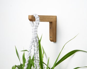 Gancho de madera para plantas de pared interior.