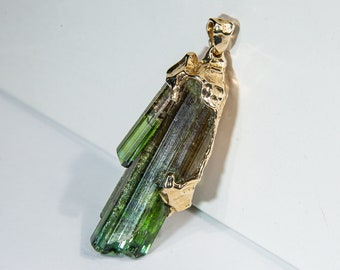 Sur mesure : pendentif tourmaline, cristal, vert brut, grand collier naturel, style Seigneur des anneaux, pierres précieuses polychromes en or, magie fine