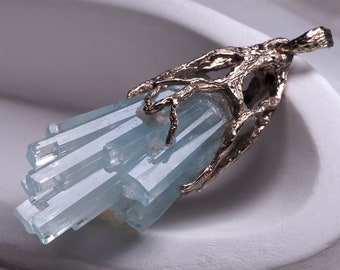 Fabriqué sur commande : pendentif en cristal aigue-marine brut or blanc grand collier en béryl bleu naturel, cadeau d'art du Seigneur des anneaux, bijoux fins pour hommes
