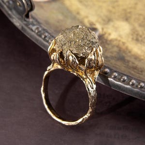 Pierścionek ze złota z pirytem Naturalny kamień szlachetny Złoty pierścionek Biżuteria artystyczna Pierścionek w stylu Art Nouveau Pierścionek typu statement unisex zaręczyny cadeaux elle pomysły na prezenty