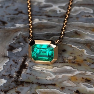 Custom made: Columbian Emerald and diamond gold necklace GRS certificate