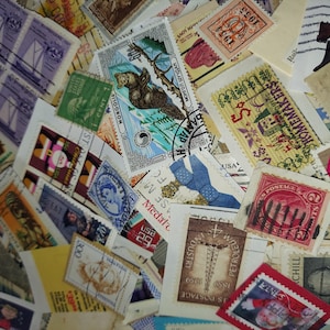 Puede incluir: Una colección de sellos postales coloridos, con diversos diseños y temas. Los sellos incluyen imágenes de veleros, retratos e ilustraciones, con textos como "MONGOLIA" y "USA". Los sellos son de varias formas y tamaños.