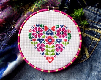 Floral heart cross stitch pattern, flower cross stitch, instant download, flowers pattern pdf, heart shaped pattern, counted cross stitch