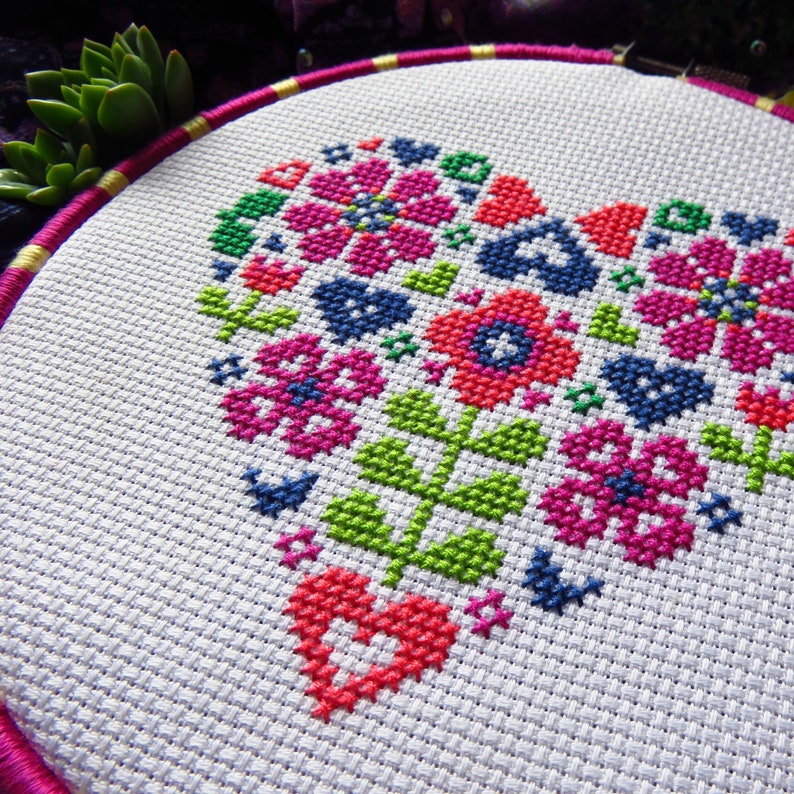 Floral heart cross stitch pattern, flower cross stitch, instant download, flowers pattern pdf, heart shaped pattern, counted cross stitch