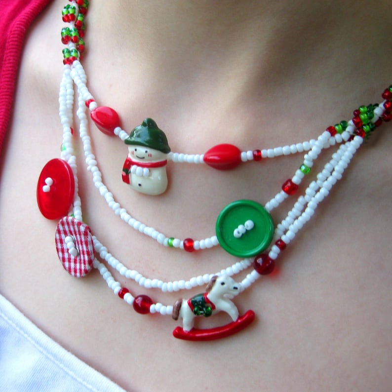 Christmas necklace beading tutorial, button necklace seed bead tutorial, Christmas jewelry seed bead pattern, seed bead necklace pattern