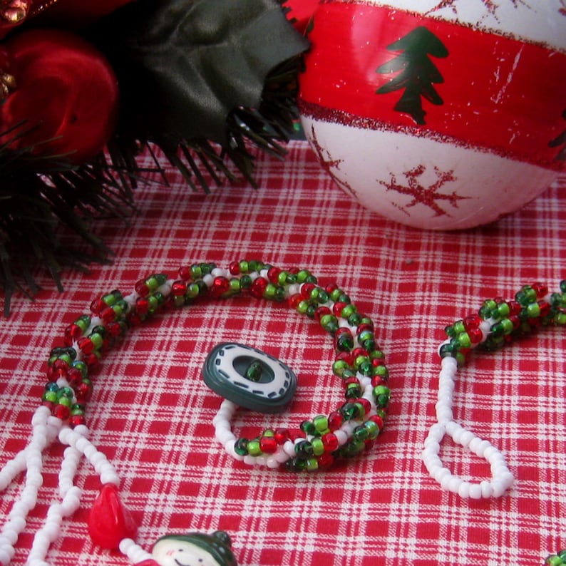 Christmas necklace beading tutorial, button necklace seed bead tutorial, Christmas jewelry seed bead pattern, seed bead necklace pattern