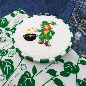 Mini cross stitch leprechaun, St Patricks Day cross stitch pattern, Irish needlepoint, Ireland cross stitch gnome fantasy cross stitch chart