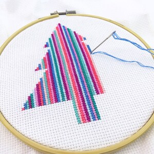 Christmas tree cross stitch pattern, cross stitch beginner, modern cross stitch tree, modern needlepoint, Christmas embroidery pattern