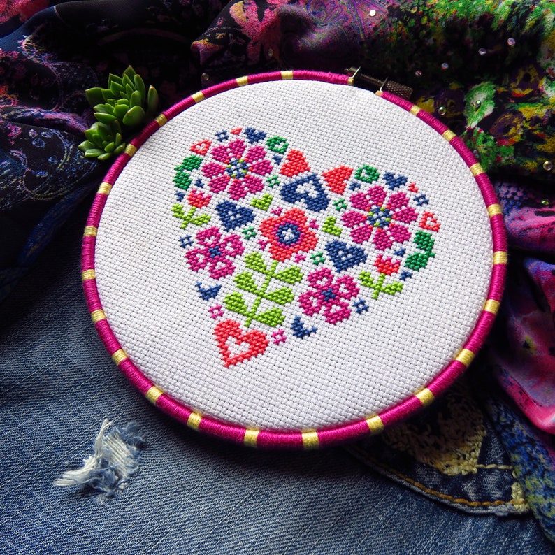 Floral heart cross stitch pattern, flower cross stitch, instant download, flowers pattern pdf, heart shaped pattern, counted cross stitch