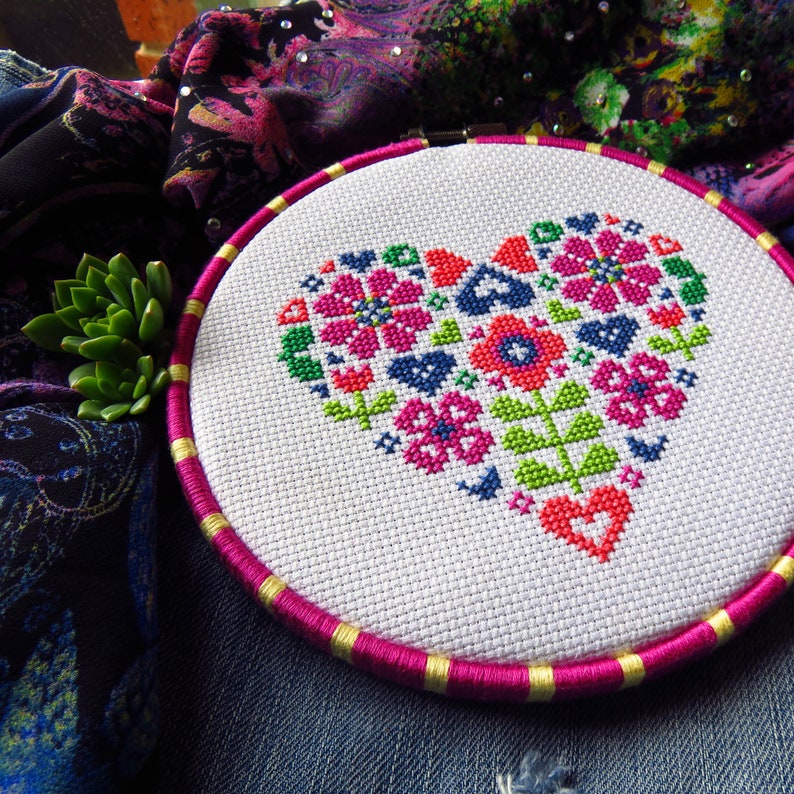 Floral heart cross stitch pattern, flower cross stitch, instant download, flowers pattern pdf, heart shaped pattern, counted cross stitch