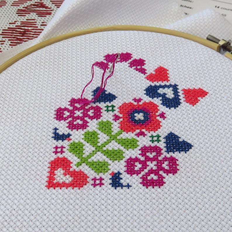 Floral heart cross stitch pattern, flower cross stitch, instant download, flowers pattern pdf, heart shaped pattern, counted cross stitch