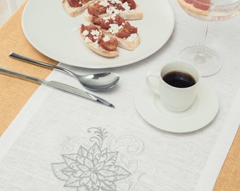 Broderad julbordslöpare i linne: Festlig juldekoration och present