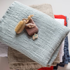 Linen Waffle Wave Large Bath Towel for Ultimate Luxury and Spa-Style Comfort