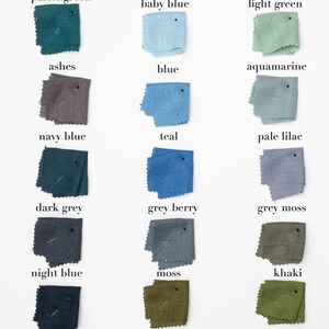 Pu&ograve; includere: Una collezione di 18 campioni di tessuto in varie tonalit&agrave; di blu, verde, grigio e marrone. I campioni sono disposti in tre colonne, con ogni colonna etichettata con un nome di colore. I campioni sono tutti di dimensioni approssimativamente uguali e sono fissati su uno sfondo bianco.