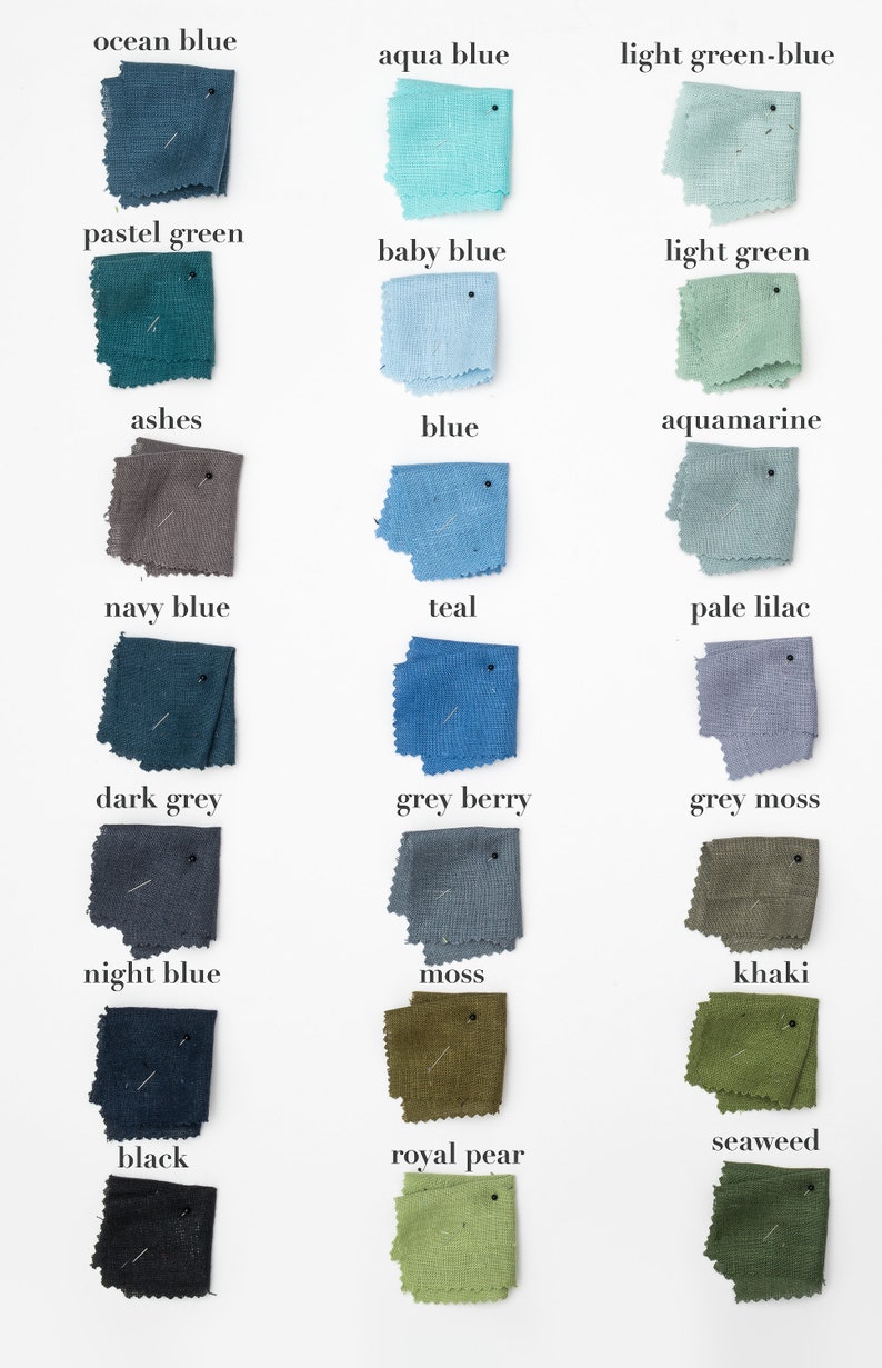 Pu&ograve; includere: Una collezione di 18 campioni di tessuto in varie tonalit&agrave; di blu, verde, grigio e marrone. I campioni sono disposti in tre colonne, con ogni colonna etichettata con un nome di colore. I campioni sono tutti di dimensioni approssimativamente uguali e sono fissati su uno sfondo bianco.