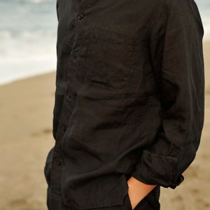 Pu&ograve; includere: Una camicia di lino nera con colletto abbottonato e una sola tasca sul petto. La camicia &egrave; a maniche lunghe e ha una vestibilit&agrave; rilassata.