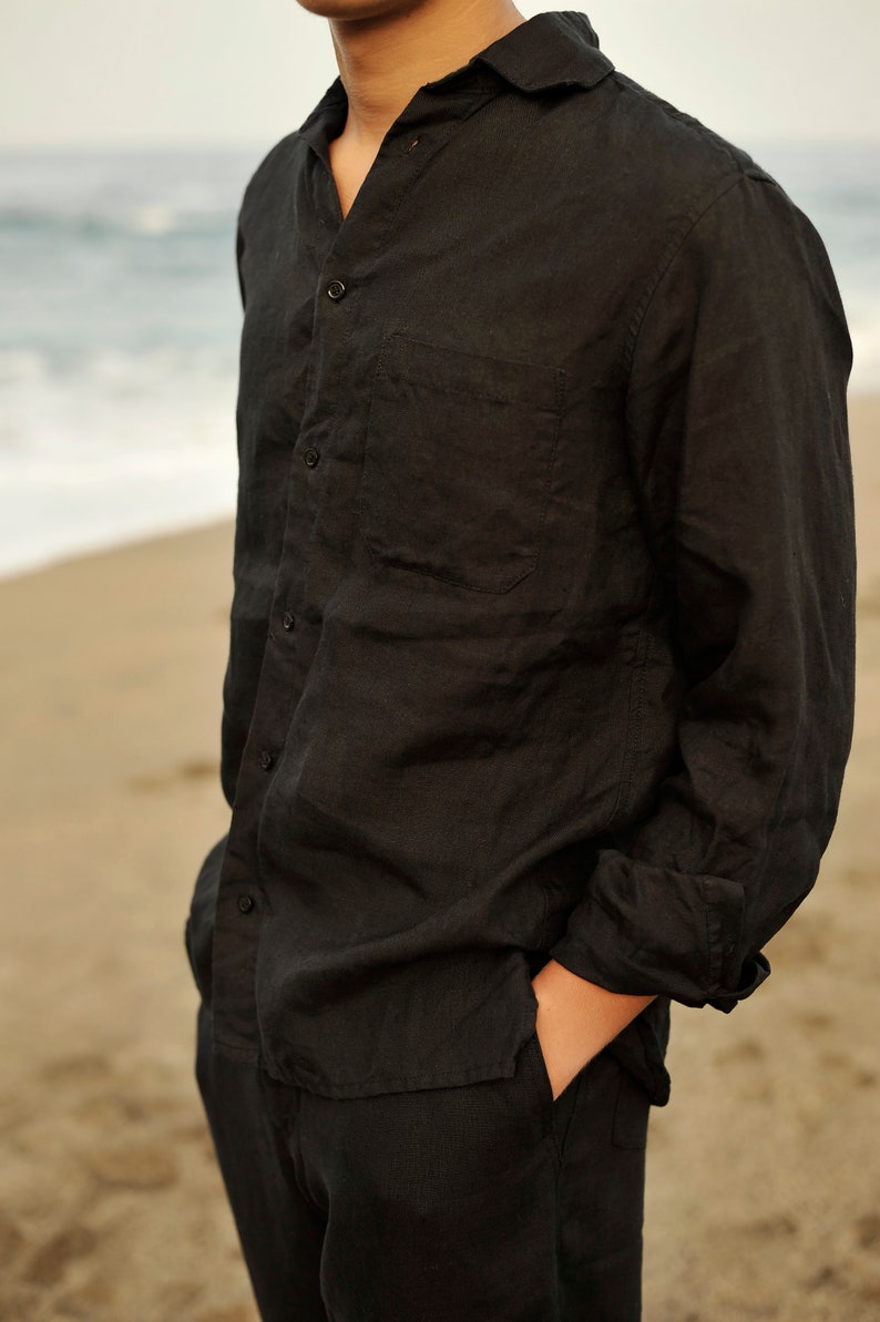 Pu&ograve; includere: Una camicia di lino nera con colletto abbottonato e una sola tasca sul petto. La camicia &egrave; a maniche lunghe e ha una vestibilit&agrave; rilassata.