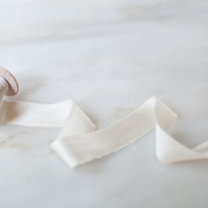 Fita de seda marfim de 1" de largura | feita à mão + tingida à mão para flores de casamento, convites, embrulhos para presentes, varinhas, colares, laços, guirlandas + estilo flat lay