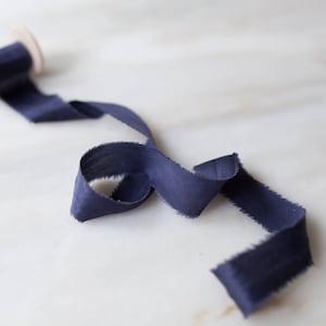 Saudade marineblaues Seidenband | 1" breit | handgefertigt und handgefärbt, auf Spule für Hochzeitsblumen, Einladungskarten, Kränze + Flatlay-Kits