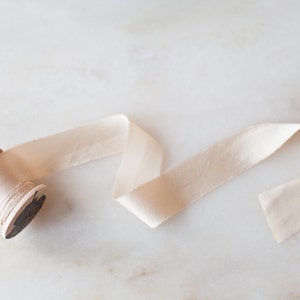Blush claro Fita de seda tingida à mão | Feito à mão + tingido naturalmente | 1" estreito | para casamentos, convites, artesanato + estilo flat lay