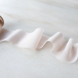 Handgeverfd zijden chiffonlint | handgemaakt + natuurlijk geverfd | Lichtroze, roze | 2&quot; breed | voor bruiloften, toverstokken en knutselen