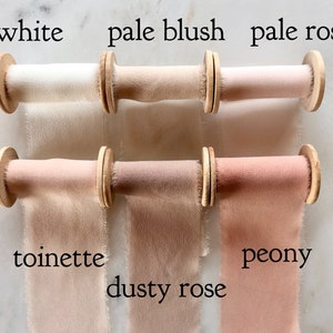 Fita de chiffon de seda tingida à mão | Carretel de 3 jardas | 2" de largura | feita à mão + tingida naturalmente com uma borda desfiada à mão para casamentos, artesanato e decoração.