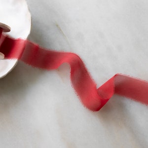Fita de chiffon de seda vermelha tingida à mão, 1" de largura | feita à mão + tingida com plantas para convites de casamento, buquês de noiva e estilo fotográfico
