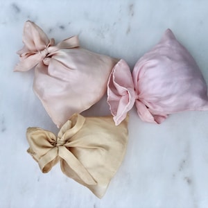 Handgeverfde zijden cadeauzakjes | handgemaakt voor huwelijkscadeaus, ambachtelijk + platliggende stylingkits | duurzaam cadeau