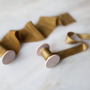 Handgefärbtes Seidenband | 4" breit | Olivgrün | handgemacht mit rohem Rand, für Hochzeiten, Bastelarbeiten und Fotografiestyling