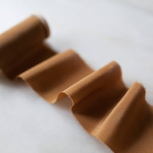 Cognac, tiefgoldenes Seidenband | 5 cm | Handgefertigt + handgefärbt für Kränze, zum Basteln, Hochzeiten, mit einem handgerissenen Rand und auf einer Holzspule.