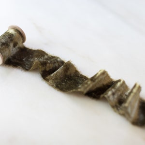 Fita de seda de veludo, verde oliva, 2" de largura, feita à mão, tingida à mão, ecológica, para buquês de noiva, convites de casamento, fotografia e estilo
