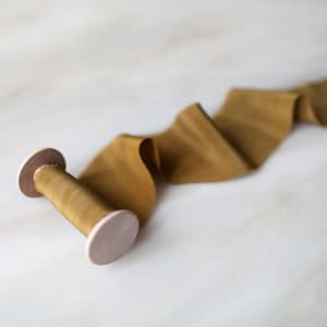 Nastro di seta color oliva tinto a mano, largo 5 cm / fatto a mano e tinto a mano, con bordo sfrangiato, su bobina di legno