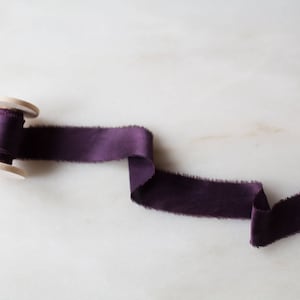 Maeve, fita de seda violeta, 1" de largura | fita feita à mão + tingida à mão para guirlandas, flores, laços, enfeites, cintos, buquês de casamento, estilo flat lay