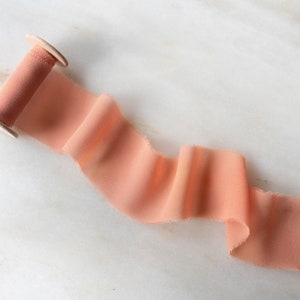 Nastro di chiffon di seta tinto a mano rosa corallo / 2 pollici di larghezza / fatto a mano + nastro tinto naturalmente per matrimoni e artigianato