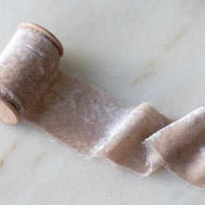 Fita de seda aveludada, rosa-pó, 5 cm de largura | feita à mão e tingida à mão com borda desfiada à mão.