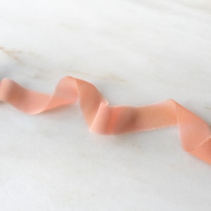 Fita de chiffon de seda tingida à mão | | Rosa coral | feito à mão + tingido naturalmente | 1 polegada de largura