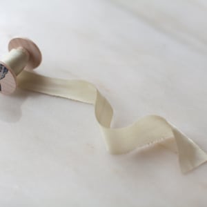 Fita de seda verde-sálvia feita à mão em carretel | 2,5 cm de largura | tingida à mão para convites, flores de casamento, detalhes + kits de estilo