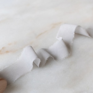Fita de chiffon de seda cinza neblina, 1" de largura | feita à mão, tingida à mão, com uma borda desfiada para buquê de noiva, convites de casamento, estilo de fotografia