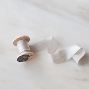 Nuvem, fita de seda cinza, 1" | fita feita à mão + tingida à mão para guirlandas, flores, laços, enfeites, cintos, buquês de casamento e estilo flat lay