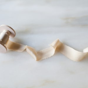 Ruban de soie teint à la main | Crème brûlée taupe | 2,5 cm de large | fait main pour des fleurs de mariage, des invitations, des baguettes, des colliers, des noeuds, des créations manuelles + des motifs à plat