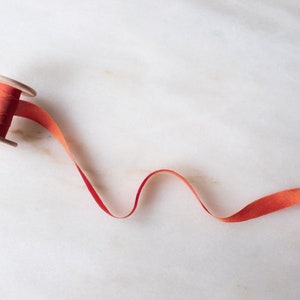 Sedona | Fita de seda vermelho-alaranjada de 0,5" | feita à mão + tingida à mão para flores de casamento, convites, varinhas, colares, guirlandas, convites + flat lays