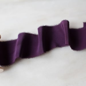 Maeve, fita de seda violeta, 2" de largura | feita à mão + tingida à mão para flores de casamento, convites, coroas, lei, artesanato, laços + flat lays