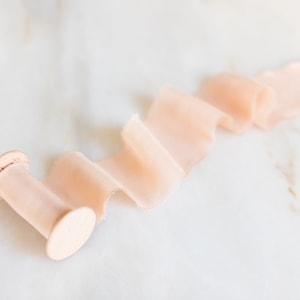 Bondi Peach, fita de seda, 2" de largura | feita à mão + tingida à mão para buquês de noiva, casamentos, guirlandas, laços, cintos, artesanato + estilo flat lay.