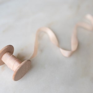 Fita de seda Pale Blush de 0,5" | feita à mão + tingida à mão para flores de casamento, convites, varinhas, colares, artesanato, guirlandas + estilo flat lay