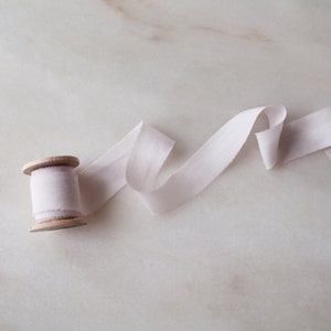 Fita de seda rosa claro, 1" de largura | feita à mão + tingida à mão para flores de casamento, convites, cabelo, laços, grinaldas, colares, varinhas + flat lays